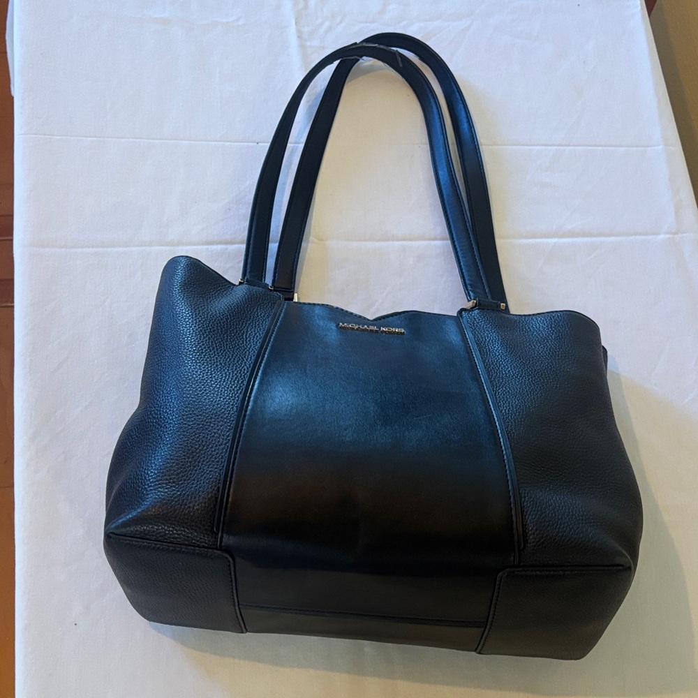 MICHAEL Michael Kors Elegant Black Shoulder Bag